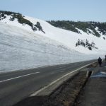 山上の道路の雪の壁